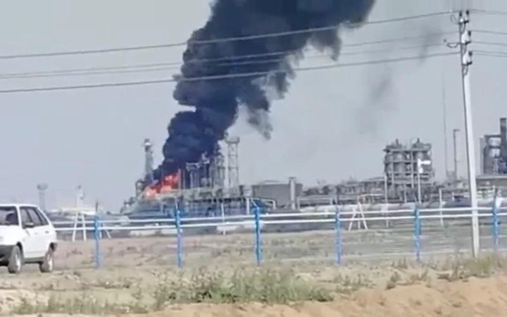 На Ростовщині після атаки дронів продовжує горіти Новошахтинський НПЗ