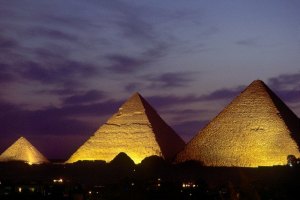 В день "трех цифр" в Египте закрыли пирамиды 