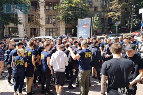 Активисты националистических организаций пикетируют Нацсовет по телерадиовещанию