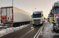 У Польщі навпроти ПП "Угринів-Долгобичув" протестувальники знову блокують рух вантажівок