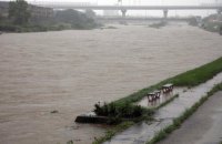 В Японии наводнение снесло дома, погибла женщина