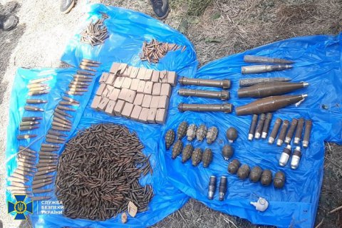 У Мар'їнці знайшли схрон бойовика "ДНР" із більш ніж 3 тис. набоїв та зброєю