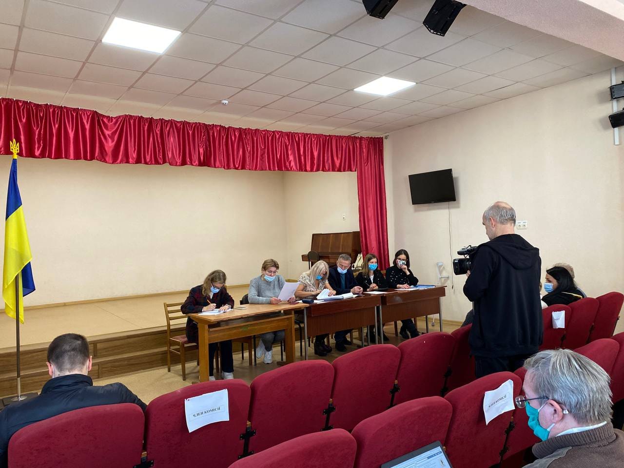 Харківська ТВК приймає протоколи з результатами голосування від районних комісій. 
