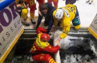 Двое хоккеистов провалились под лед на матче чемпионата Швейцарии