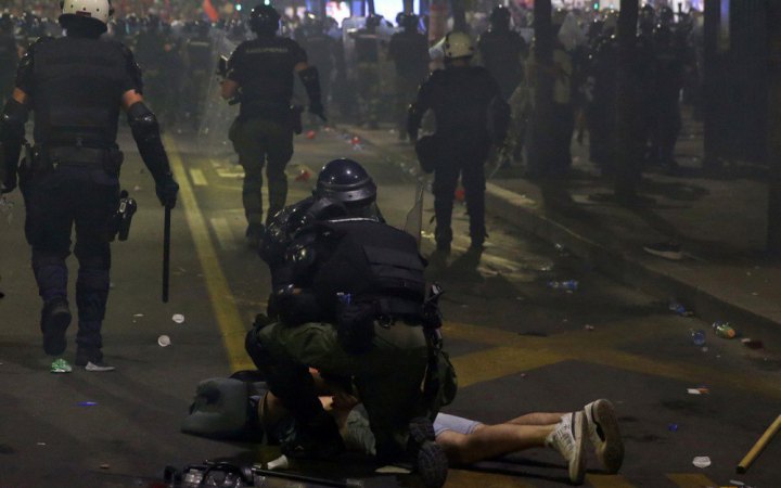 Reuters: поліція у Сербії застосувала сльозогінний газ на антиурядових протестах