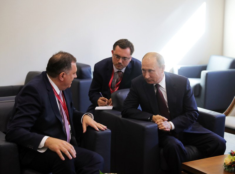 Милорад Додик (ліворуч) зустрічається з Володимиром Путіним на полях міжнародного економічного форуму в Санкт-Петербурзі, 25 травня 2018 року