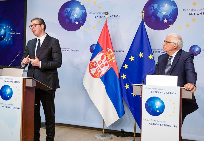 Высокий представитель ЕС Жозеп Боррель и президент Сербии Александр Вучич во время пресс-конференции после встречи в Брюсселе, 26 апреля 2021 г