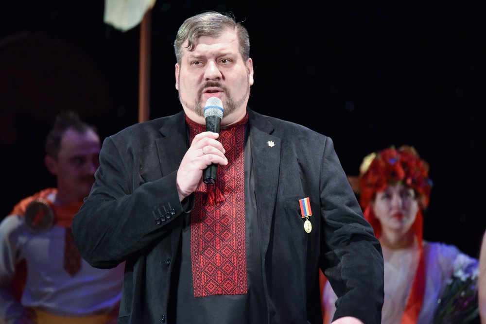 Анатолій Левченко під час прем’єрного показу вистави Енеїда у драматичному театрі Маріуполя.