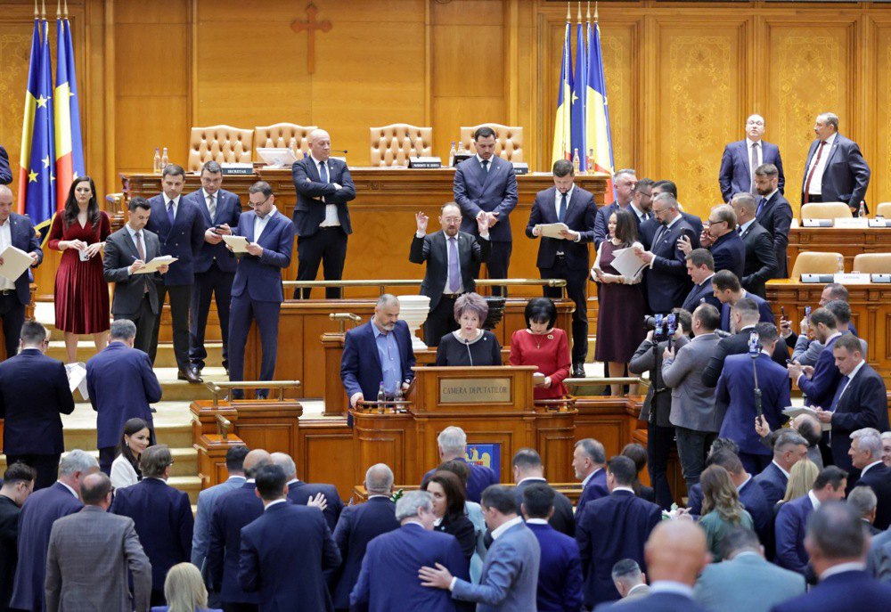 Члени румунського парламенту голосують за вотум недовіри прем'єру Боложану під час пленарного засідання парламенту в Бухаресті,
5 травня 2026 року. 