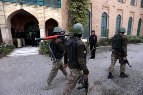 В Пакистане талибы атаковали колледж: 12 погибших, десятки раненых