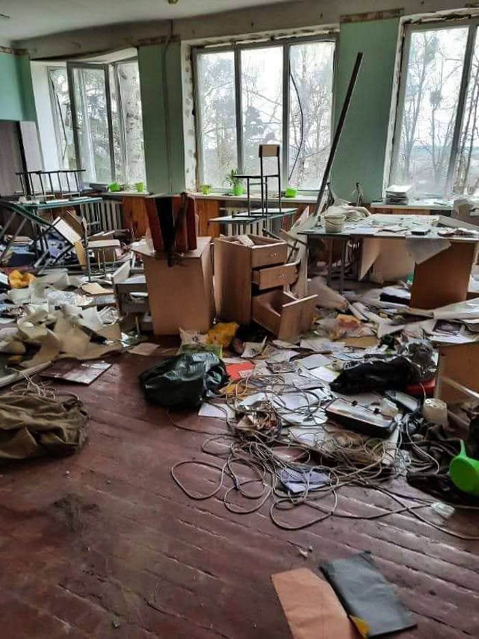 Розтрощена школа в Бородянці після звільнення від окупантів.