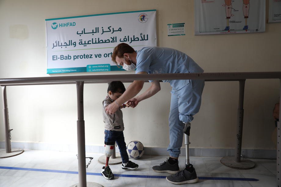 Фізіотерапевт Абдельмаула Ібрагім допомагає маленькому пацієнту під час сеансу реабілітації у Центрі протезування Аль-Баб в Алеппо, Сирія, 18 жовтня 2020 року.