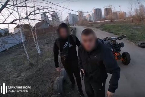 ДБР повідомило поліцейському і його братові підозру в побитті водія квадроцикла в Києві
