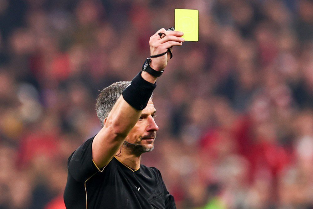 Славко Вінчич показує жовту картку