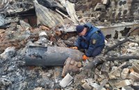 Рятувальники показали, як знешкоджували авіаційну бомбу в Чернігові