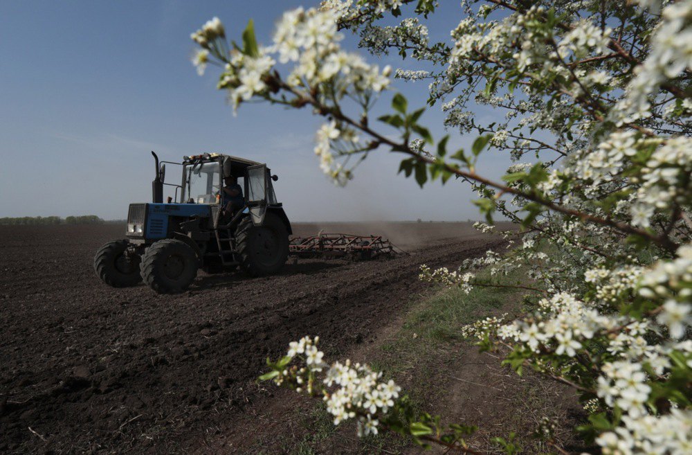Трактор із культиватором обробляє поле перед посівною біля села Новояковлівка, Запорізька область, 12 квітня 2024 р.