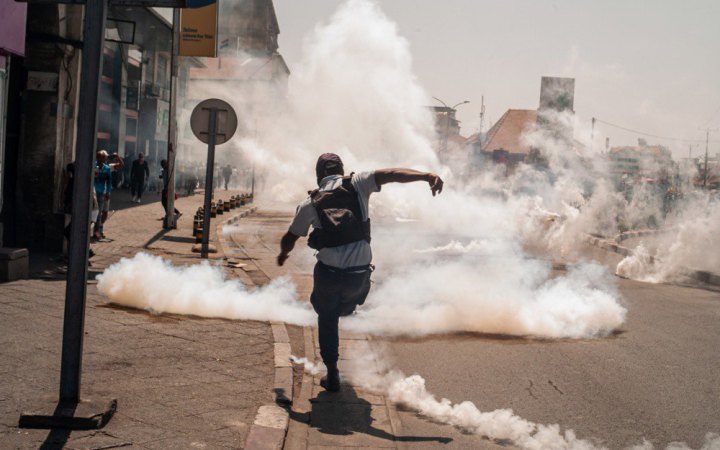 Президент Мадагаскару розпустив уряд на тлі кривавих протестів