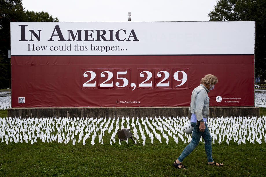 Інсталяція «В Америці, як це могло статися…» , де прапорцями позначено людей, загиблих від COVID у США, 23 жовтня 2020.