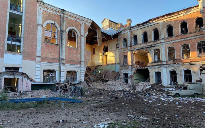 Окупанти знову обстріляли Харків, потрапили у житловий будинок та будівлю вишу (оновлено)
