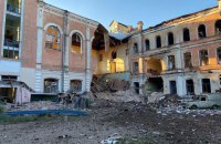 Окупанти знову обстріляли Харків, потрапили у житловий будинок та будівлю вишу (оновлено)