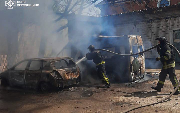 Росіяни скинули вибухівку на цивільне авто у Херсоні
