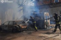 Росіяни скинули вибухівку на цивільне авто у Херсоні