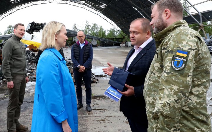 Посол США відвідала Гостомельський аеропорт