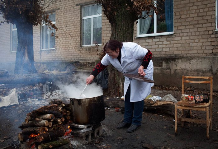 Медсестра готує їжу на вогні через брак газу в лікарні, Донецьк, 17 грудня 2014.