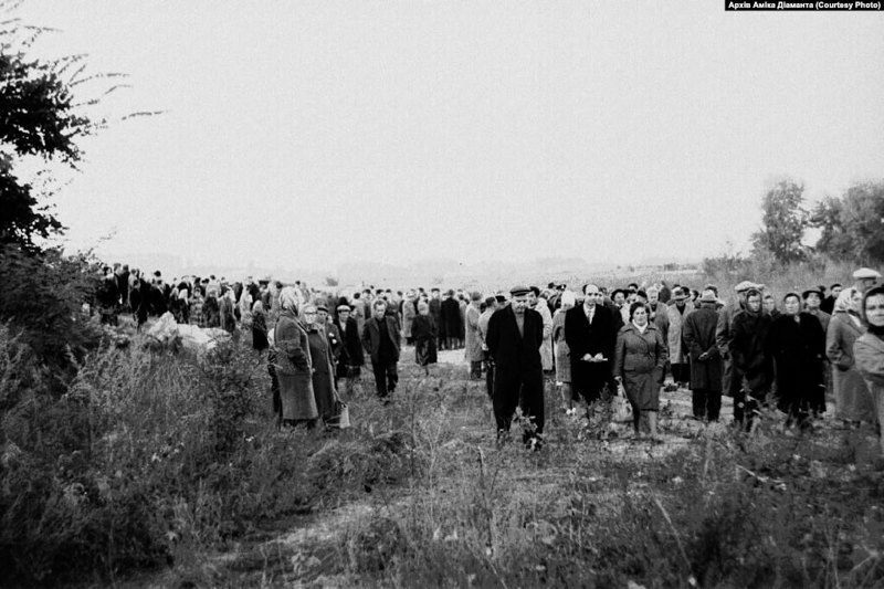 Бабин Яр. Люди збираються на мітинг. 29 вересня 1966 року. 
