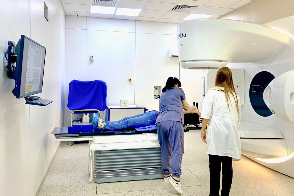 Лінійний прискорювач <i>Elekta Harmony</i> в роботі в НІР.