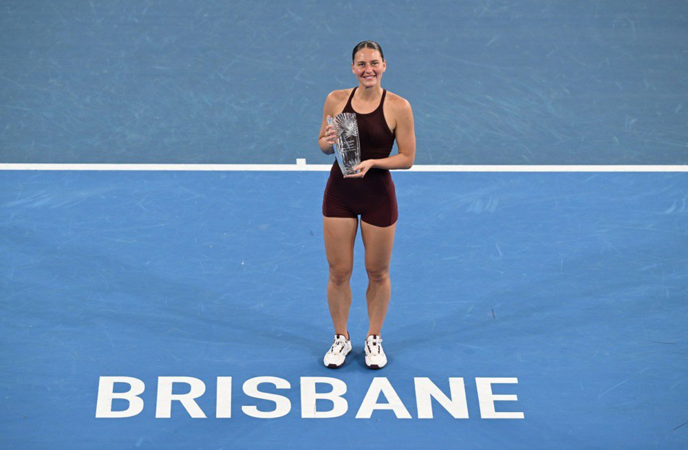 Марта Костюк з нагородою за друге місце на турнірі