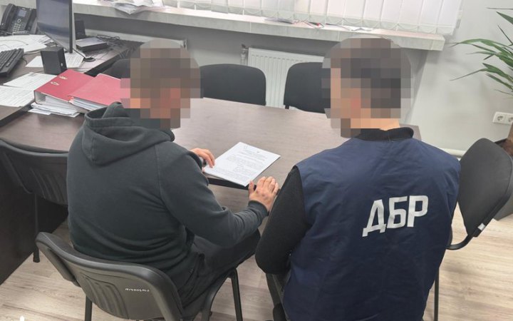 Високопосадовця ДПСУ на Буковині підозрюють у допомозі знайомим уникати податків