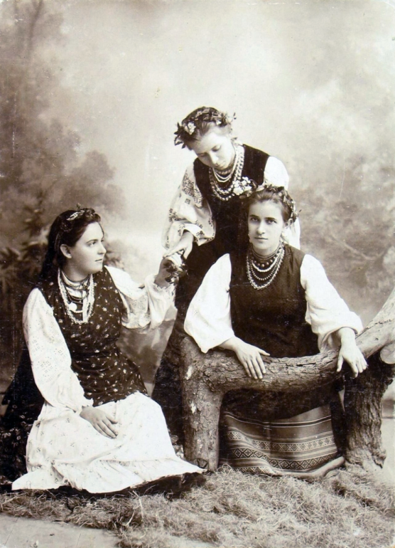 Оксана Стешенко (Старицька), Леся Українка та Ольга Косач. 1896 р. 