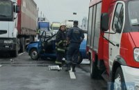 Автомобіль із номерами Міноборони влаштував масштабну аварію на мосту Патона