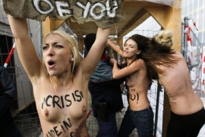 Давос: FEMEN переплюнул Януковича