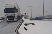Партія українських вантажівок, які транспортували залізницею, вже у Польщі