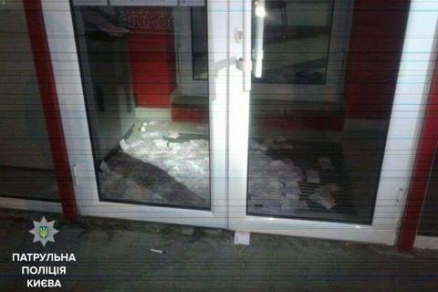 В Киеве взломали банкомат и заставили непрерывно выдавать деньги