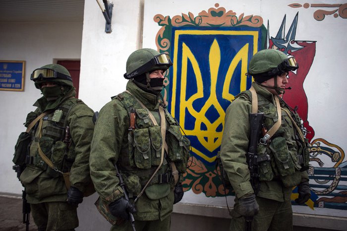 'Зелені чоловічки' біля військової частини в Перевальному, Крим, 2 березня 2014.