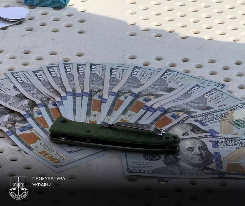 Обох підозрюваних затримали одразу після отримання грошей