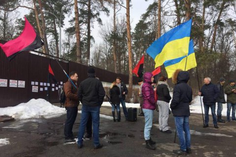 Возле дома Авакова устроили акцию из-за сноса палаток у Рады