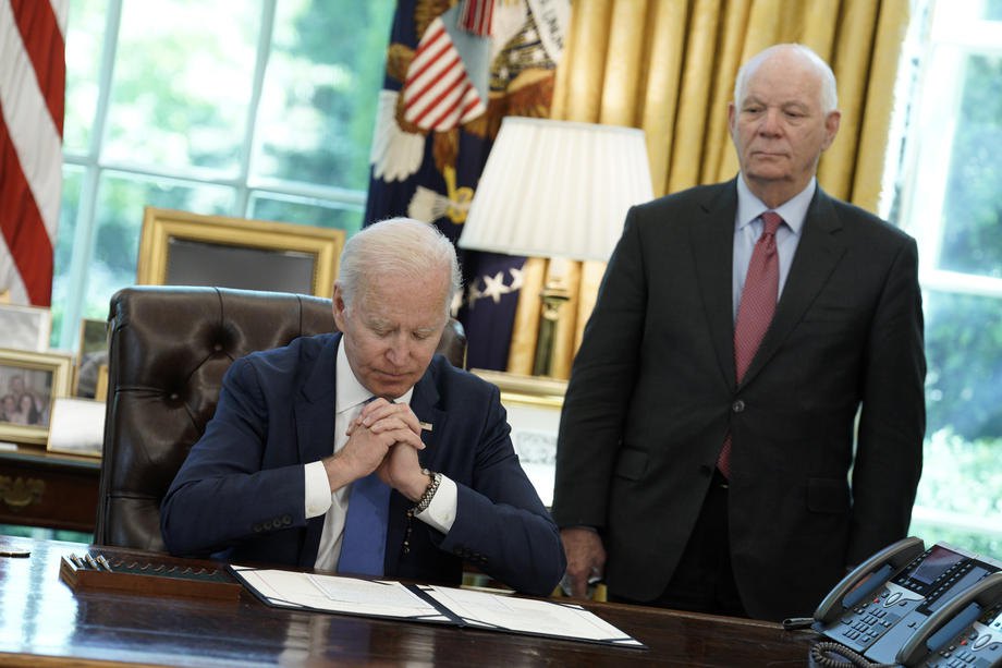 Президент США Джо Байден підписує Акт про ленд-ліз в Україні (поруч сенатор Бен Кардін) в Овальному кабінеті Білого дому у Вашингтоні, 9 травня 2022 року.
