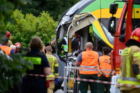 У Польщі десятки людей постраждали після зіткнення двох трамваїв
