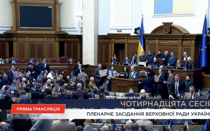 Нардепи "ЄС" заблокували трибуну Верховної Ради, де мали розглядати відставку Гринчук і Галущенка