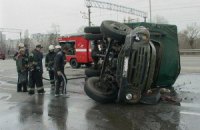 ДТП у Києві: на Дарницькому шосе вантажівка зіткнулася з "Маздою" і перекинулась