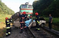 Автомобиль попал под поезд Киев - Ворохта возле Галича. Погибли четыре человека