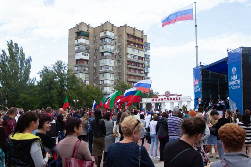 Люди в окупованому Мелітополі на концерті, який окупаційна влада провела в місті після «референдуму» за приєднання до Росії.