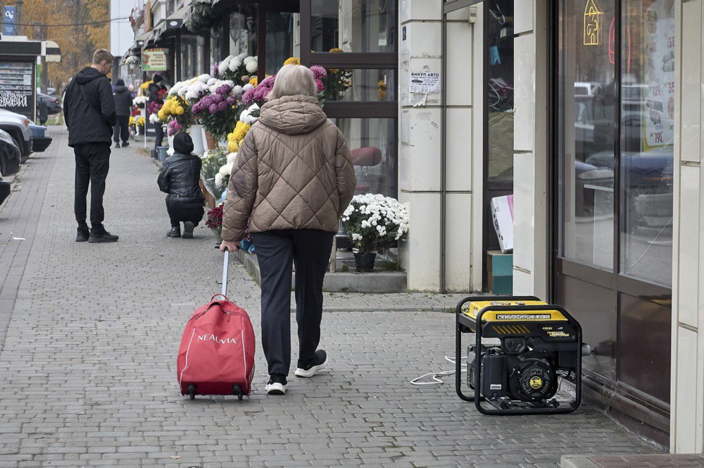 Генератор працює на вулиці Харкова, 8 листопада 2025 року.