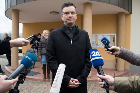 Прем'єр-міністр Словенії і голова Мінфіну подали у відставку
