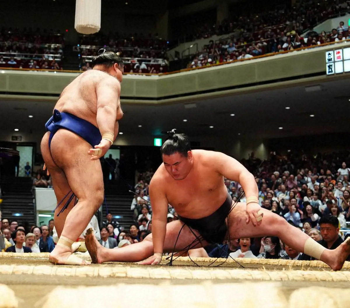 Йокодзуна Хошорю (праворуч) під час першої сутички на <i>Natsu Basho</i>