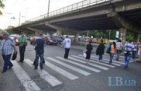 У Києві протестувальники проти будівництва перекрили рух на проспекті Перемоги (оновлено)